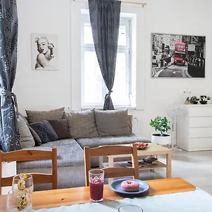 Dora Near Buda Castle With Parking! Apartment